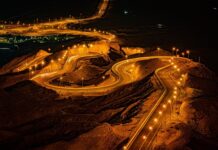 Co oznacza zakręcona strzałka w samochodzie?