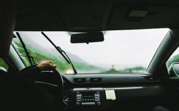 Dlaczego wycieraczki piszczą na szybie?