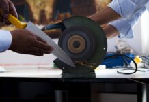 Jak ostrzyc psa przy oczach?