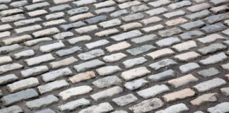 Jak układać kostkę brukową