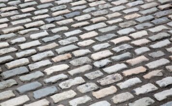 Jak układać kostkę brukową